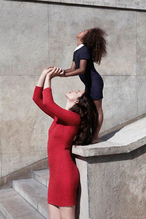 优雅针织运动 法国针织服装品牌petit优雅的广告作品,模特身穿连衣裙,条纹polo衫和合身的礼服